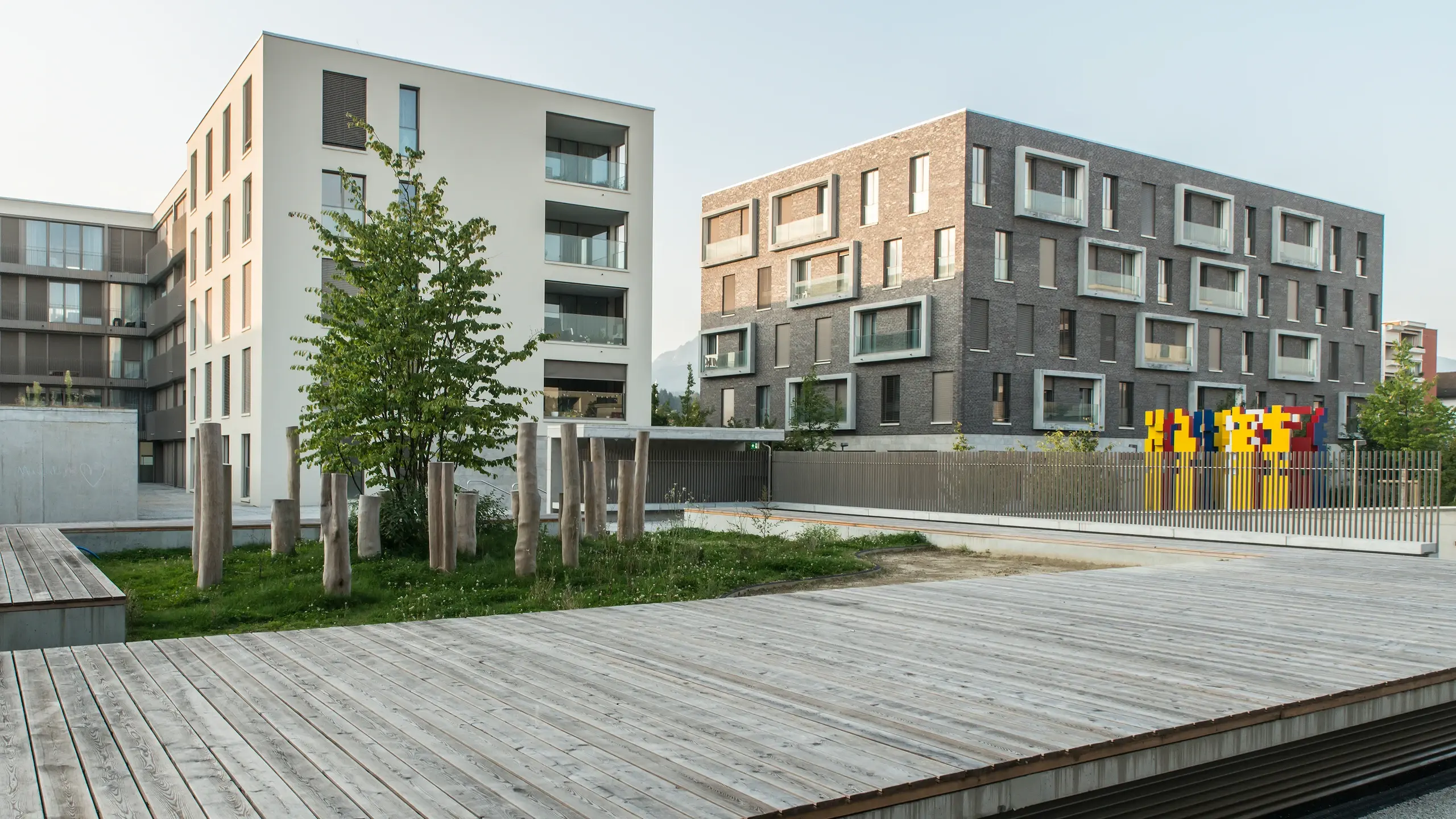 Deux immeubles d'habitation de style moderne et un chemin en planches de bois