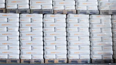 Lagerraum mit zwei Reihen aus Paletten mit abgepackten Fixit Säcken des Produkts Fixit 222 Aerogel Hochleistungsdämmputz
