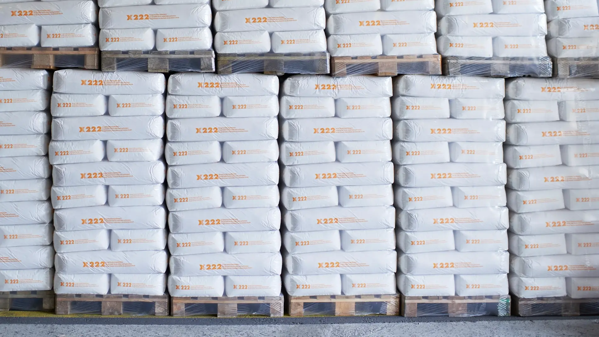 Lagerraum mit zwei Reihen aus Paletten mit abgepackten Fixit Säcken des Produkts Fixit 222 Aerogel Hochleistungsdämmputz