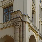 Detailaufnahme der Außenfassade der Münzarkaden