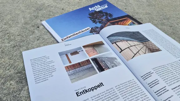 Titelblatt des Magazins "Architektur+Technik" mit dem aufgeschlagenen Artikel zur Weltneuheit Stucanet® Easy Fix Entkopplungsband