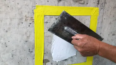 Application de Fixit Betoninspektor sur la surface de test préparée 
