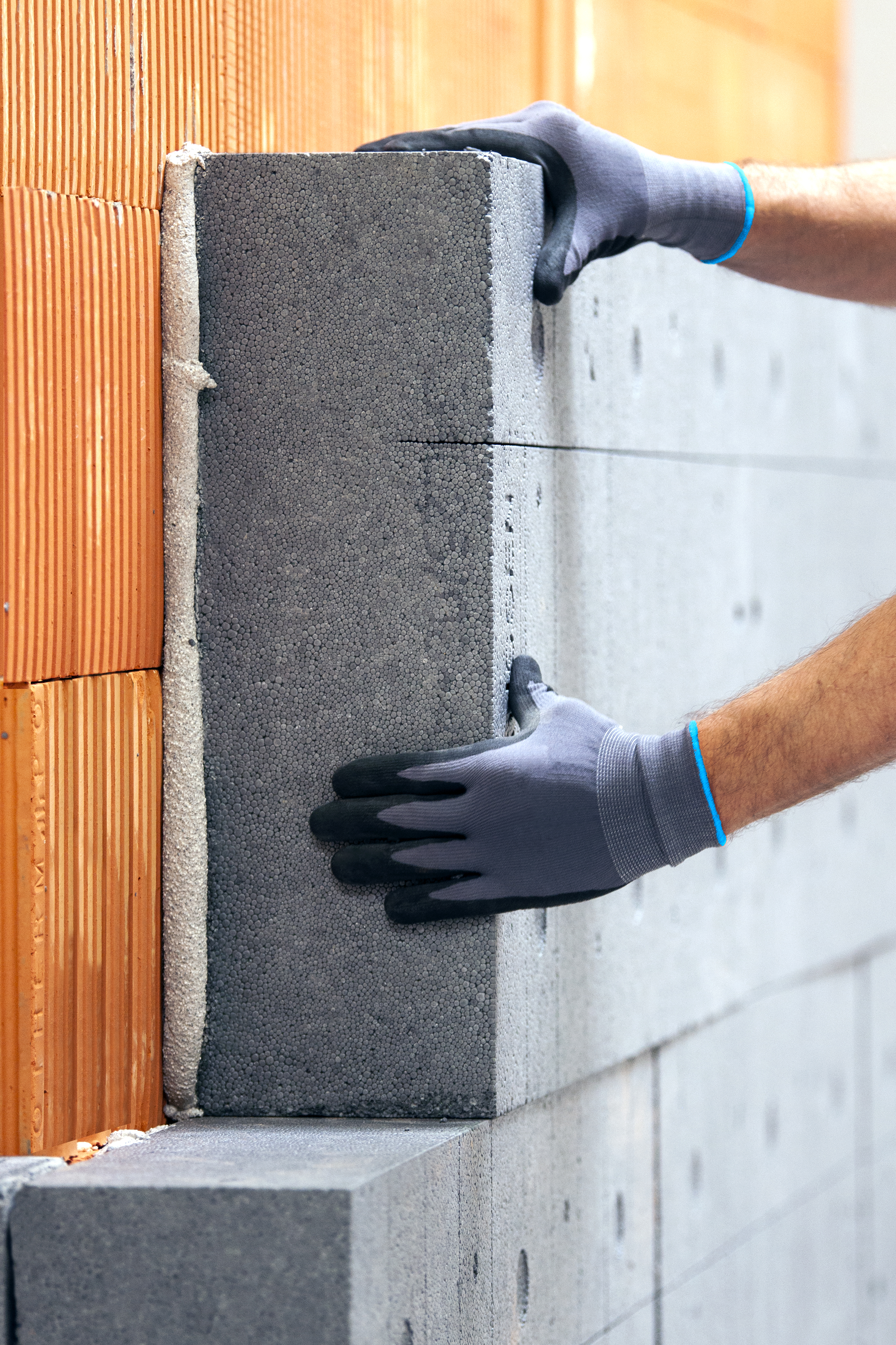 Eine EPS-Platte wird an die Wand angebracht, um eine effektive Wärmedämmung zu gewährleisten