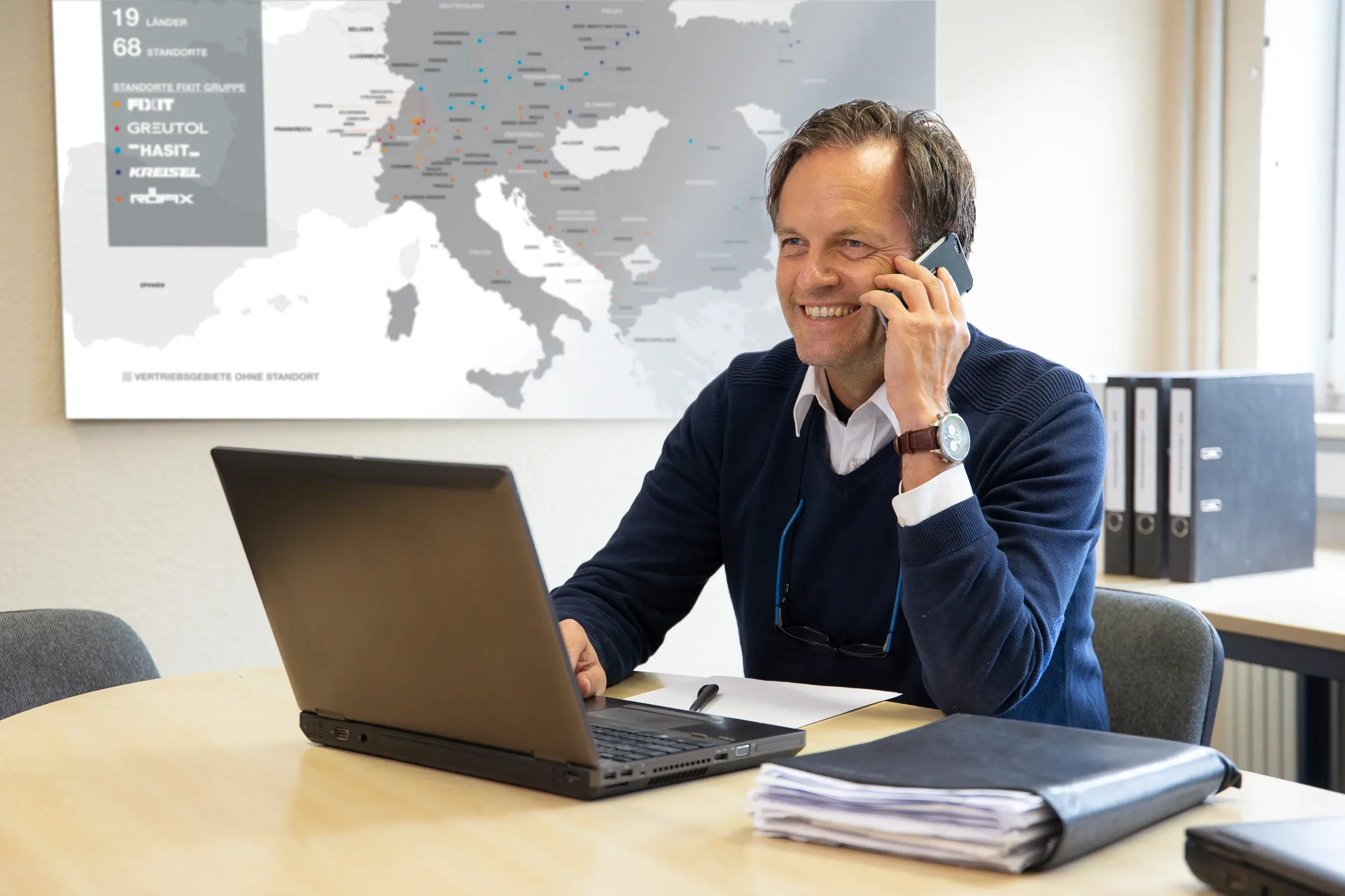 Technischer Produktberater am Telefon