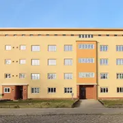 Frontaler Blick auf das renovierte Gebäude