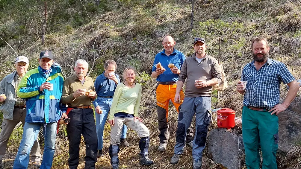 Gruppenbild aller freiwilligen Helfer von Fixit und der IG Haubenmeise in der gemeinsamen Vesperpause