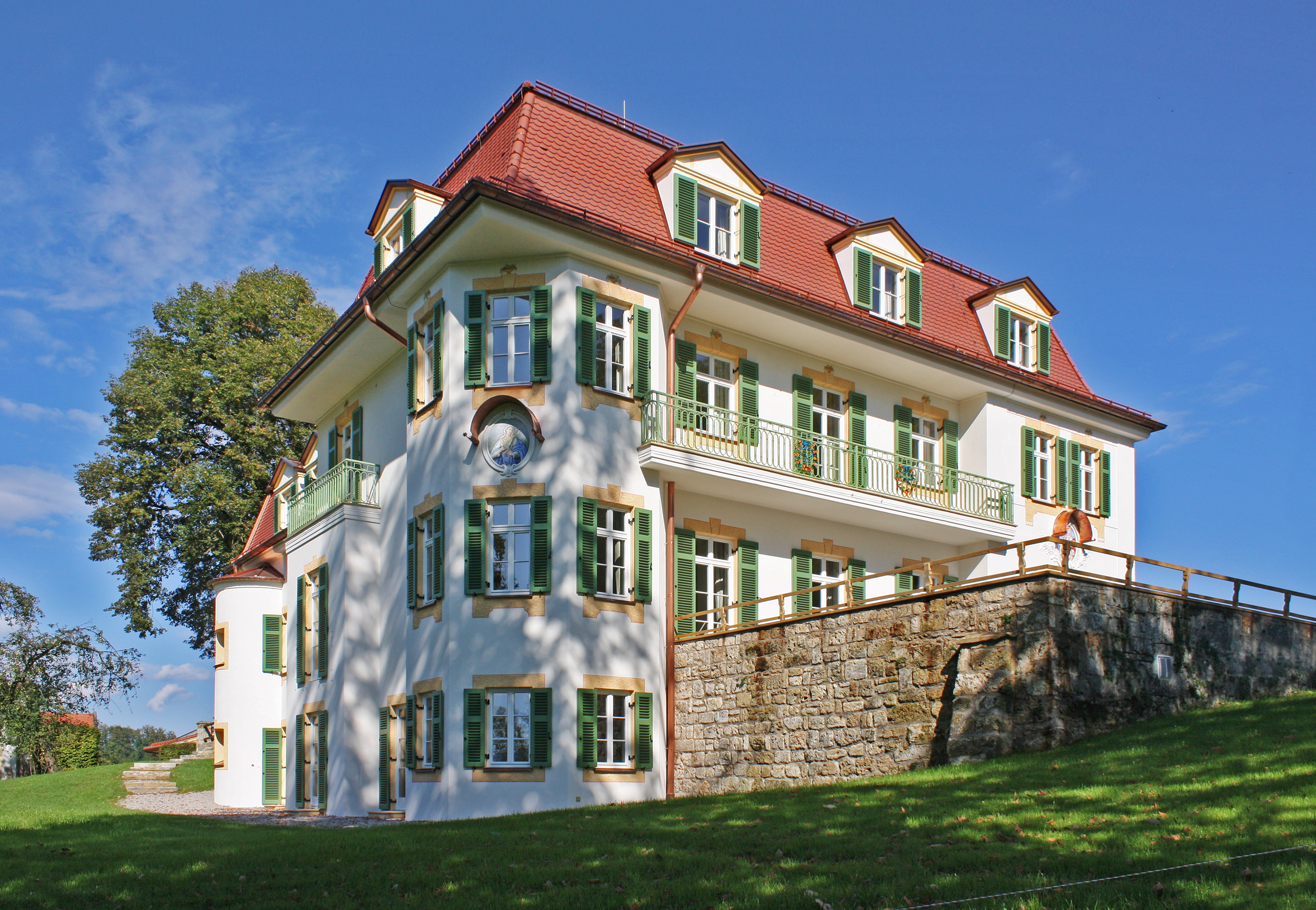 Außenansicht der Gabriel von Seidl-Villa vom Garten