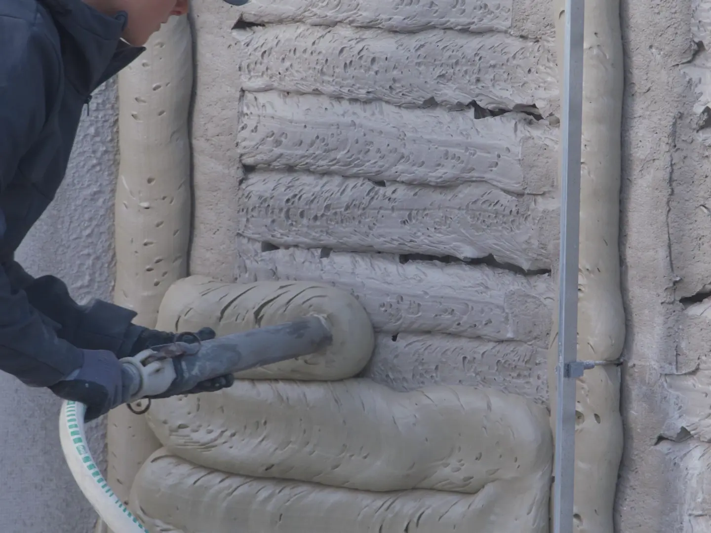 Auftrag der weiteren Dämmputzlagen