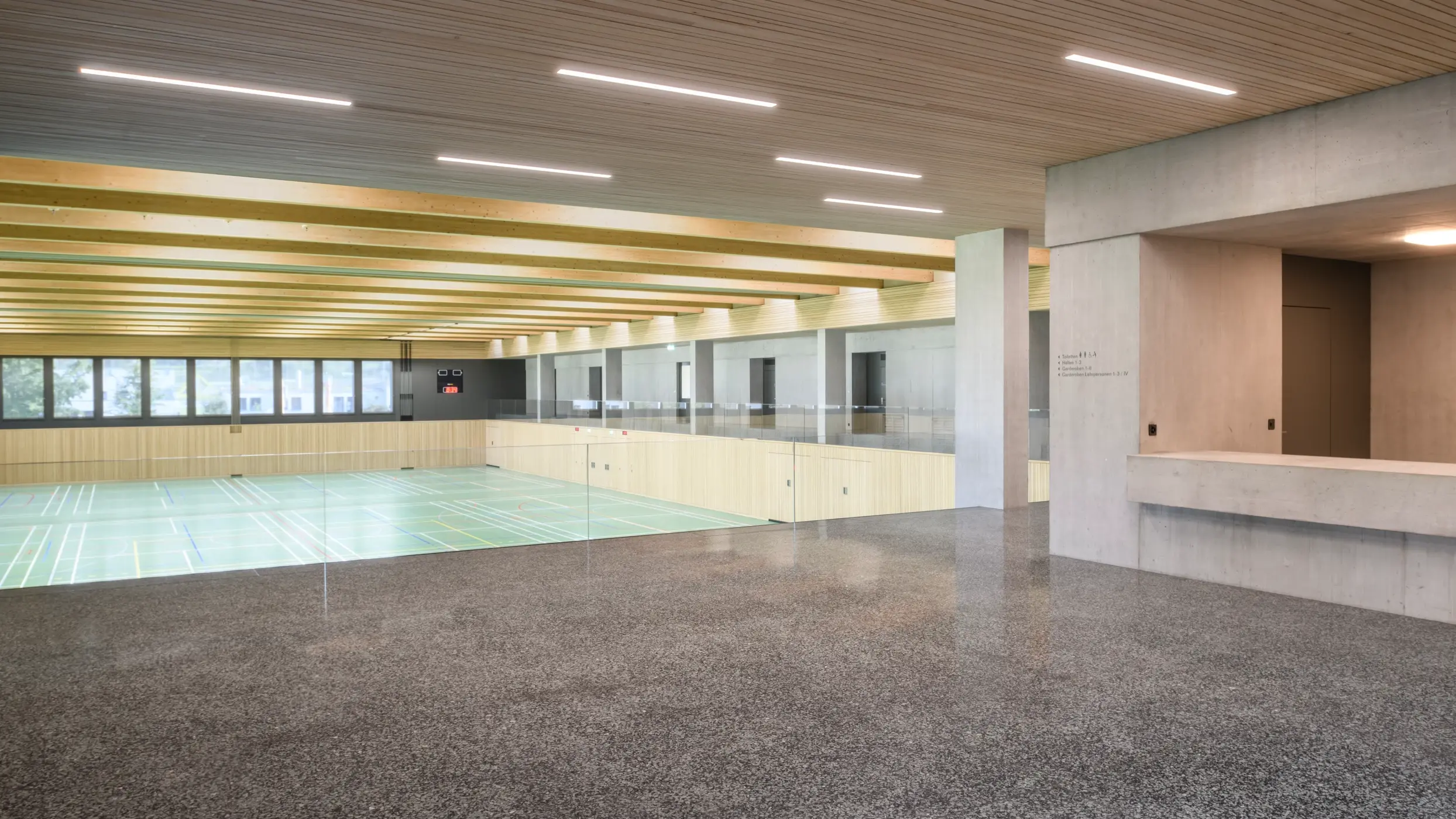 Salle de sport moderne dotée d'une tribune et d'une chape en Fixit