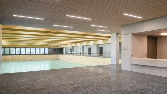 Gymnase moderne avec mezzanine et sous-couche de chape fluide Fixit
