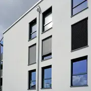 Perspektive auf die Außenfassade des Gebäudes im Fensterbereich