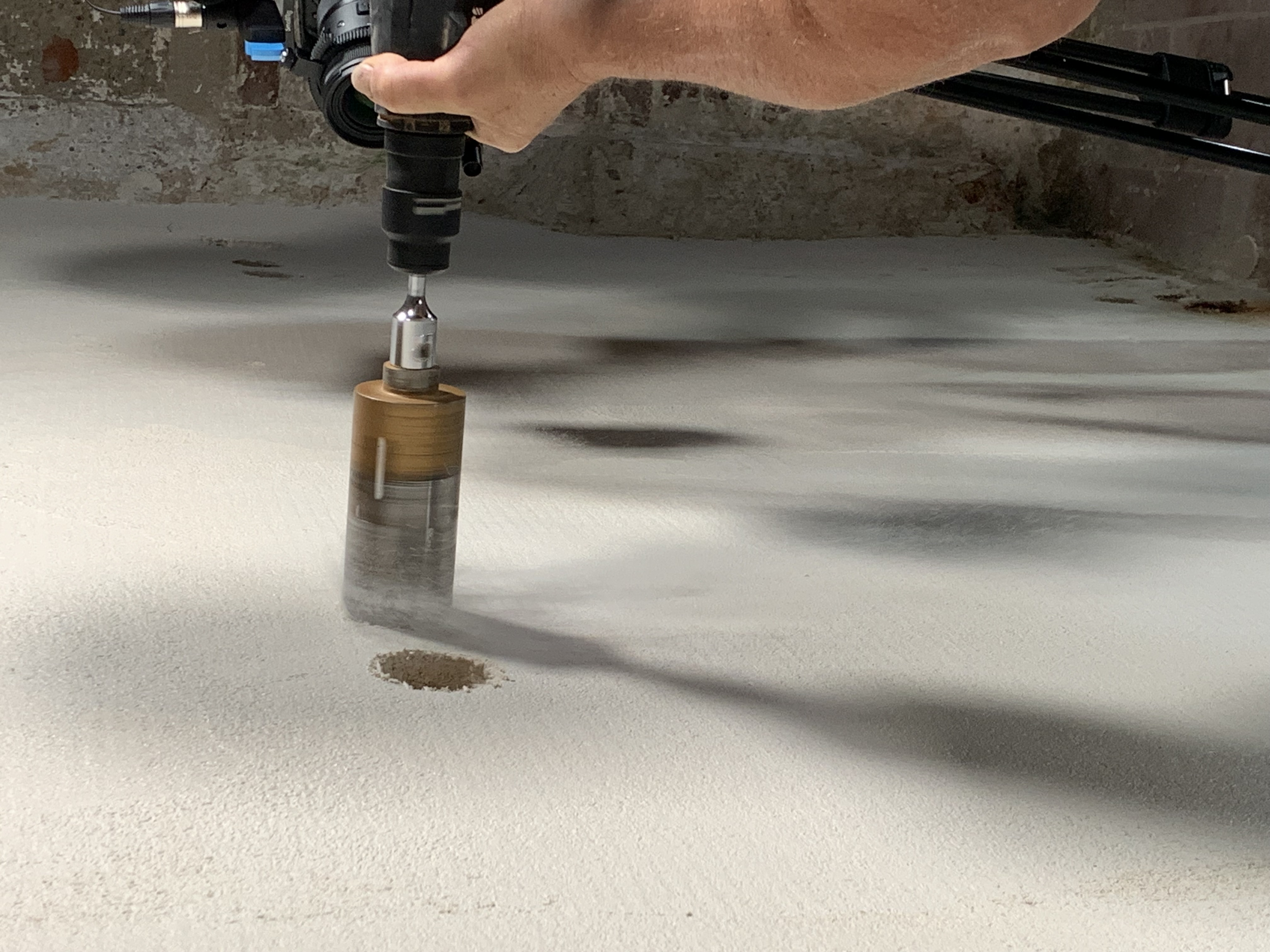 Die Probenentnahmen zeigen, wie der Putz mit der Feuchtebelastung umgeht. Es ist wie erwartet: Die dauerhaft hohe Feuchte „schluckte“ der Aerogel-Dämmputz anstandslos. 