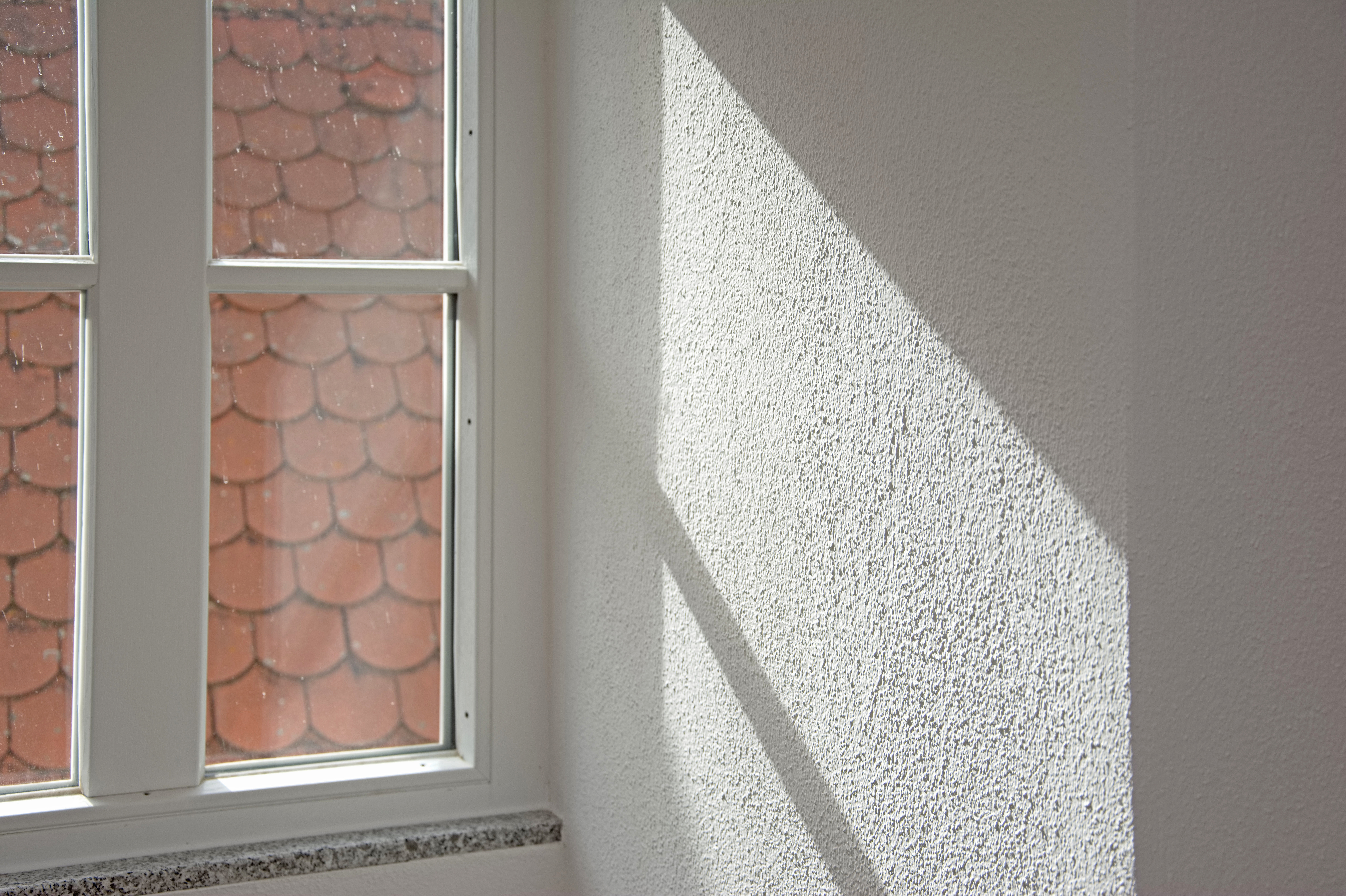 Blick auf ein Fenster mit optimaler Luftfeuchtigkeit dank Kalk