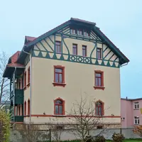 Seitansicht der historischen Jugendstilvilla.