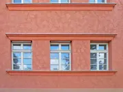Perspektive auf die Fenster der Wohnanlage von außen