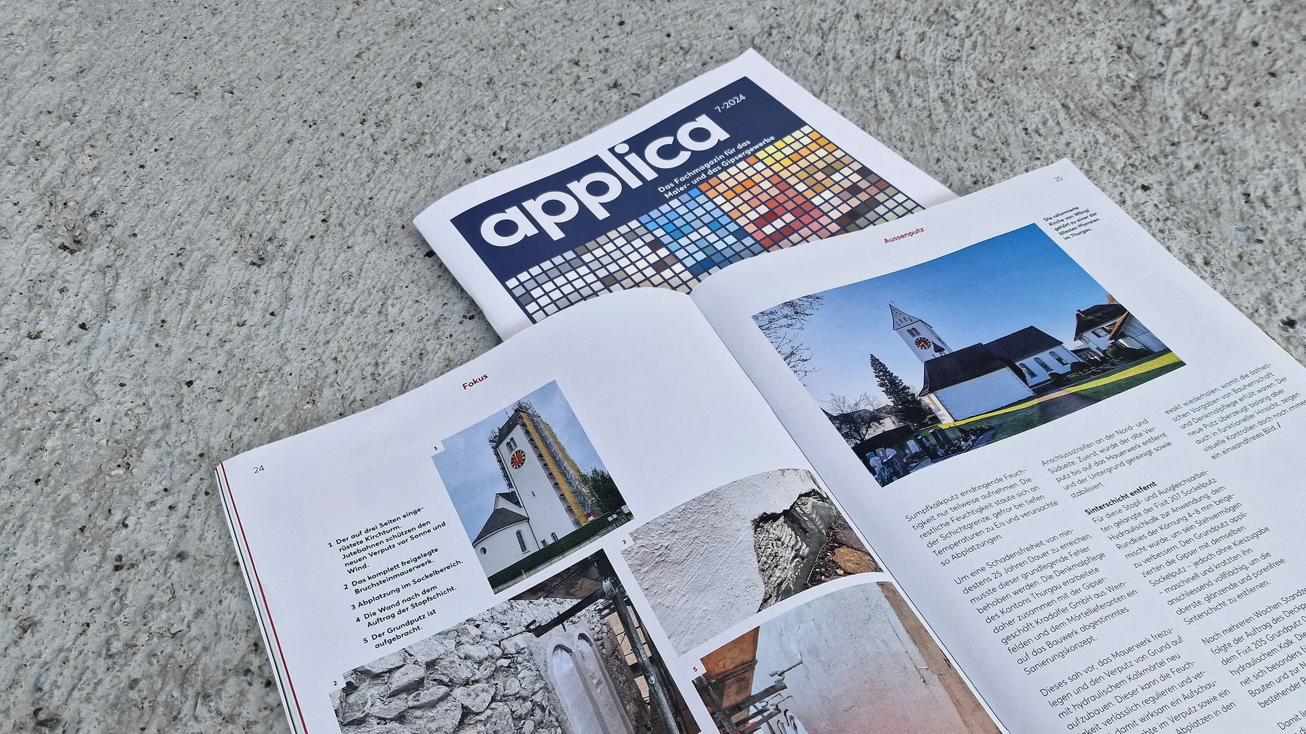 Titelblatt des Magazins "applica" mit dem aufgeschlagenen Artikel zur historischen Putzsanierung der Kirche in Wägi mit hydraulischem Fixit Kalkputz