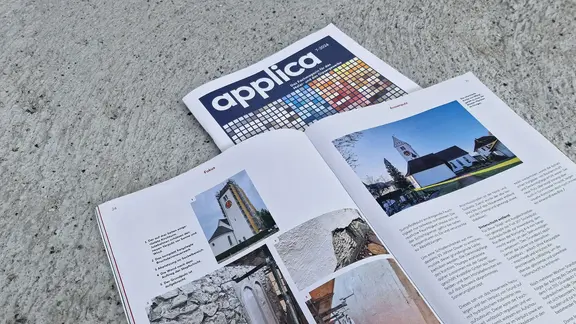 Titelblatt des Magazins "applica" mit dem aufgeschlagenen Artikel zur historischen Putzsanierung der Kirche in Wägi mit hydraulischem Fixit Kalkputz