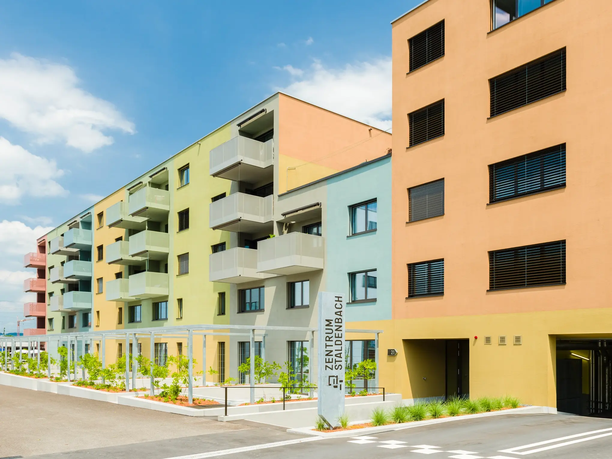 Moderner Wohnkomplex mit verschiedenfarbigen Gebäudeteilen