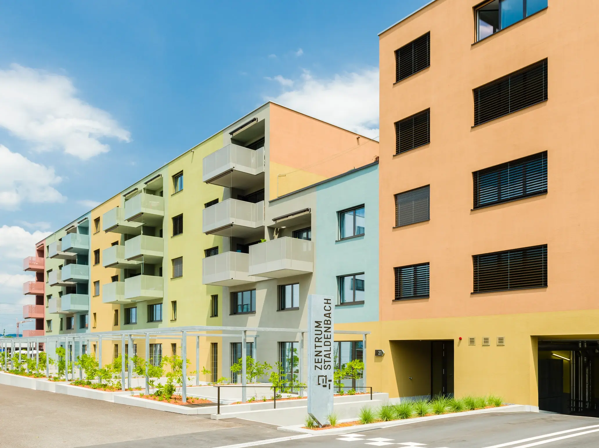 Complexe résidentiel moderne avec des bâtiments de différentes couleurs