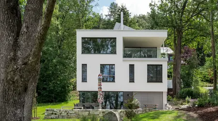 Renovier Putz gibt Neubauvilla am Ammersee eine glatte Oberfläche