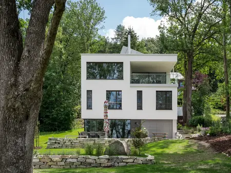 Renovier Putz gibt Neubauvilla am Ammersee eine glatte Oberfläche