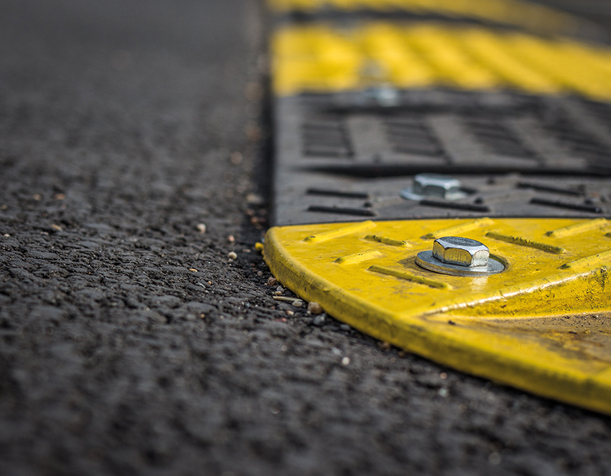 Frisch reparierte Straße mit Kaltasphalt