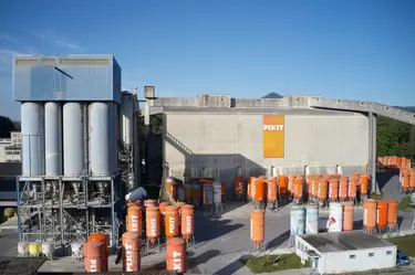 Halle de production et de stockage de Fixit AG à Holderbank AG avec de nombreux silos et les grandes tours de remplissage.