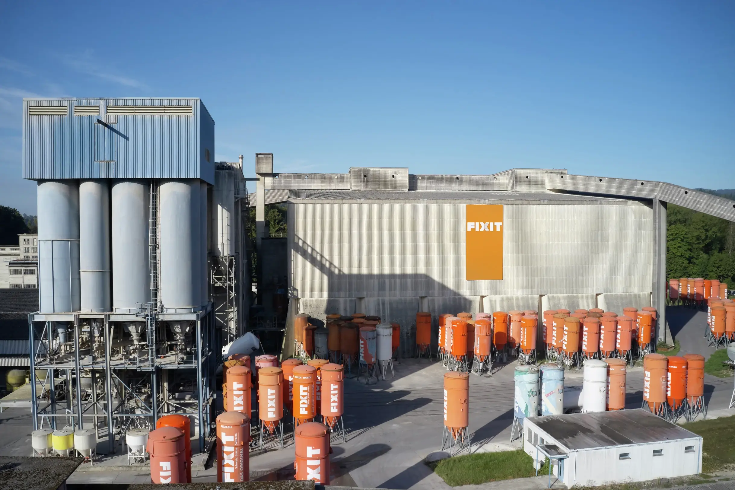 Produktions- und Lagerhalle der Fixit AG in Holderbank AG mit vielen Silos und den grossen Fülltürmen