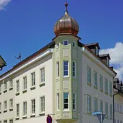 Ansicht der Außenfassade vom Eckrundung des Gebäudes einer Stadtvilla in Bad Tölz