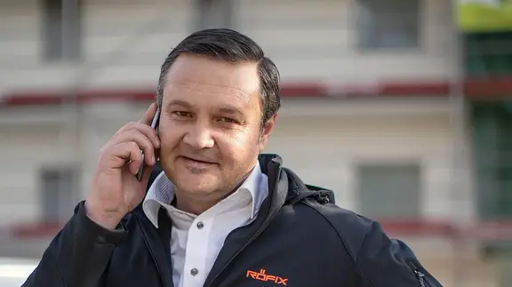Aussendienst-Mitarbeiter am Telefon