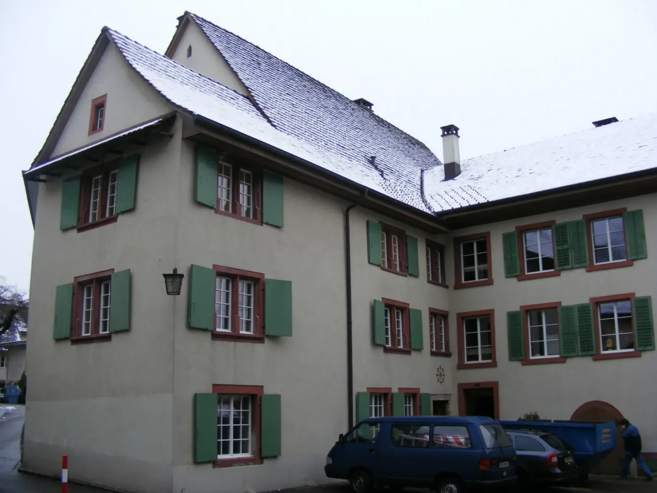 Aussenansicht vor der Sanierung mit Schnee auf dem Dach und der alten Fassade