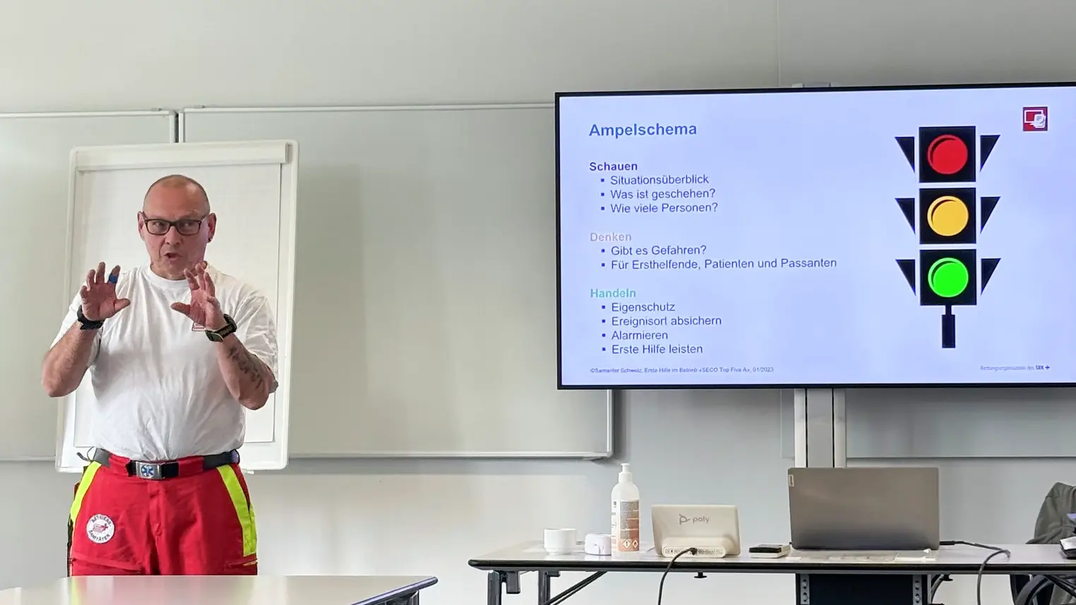 Martin Schneider präsentiert eine Folie mit dem Ampelsystem für die Erste Hilfe
