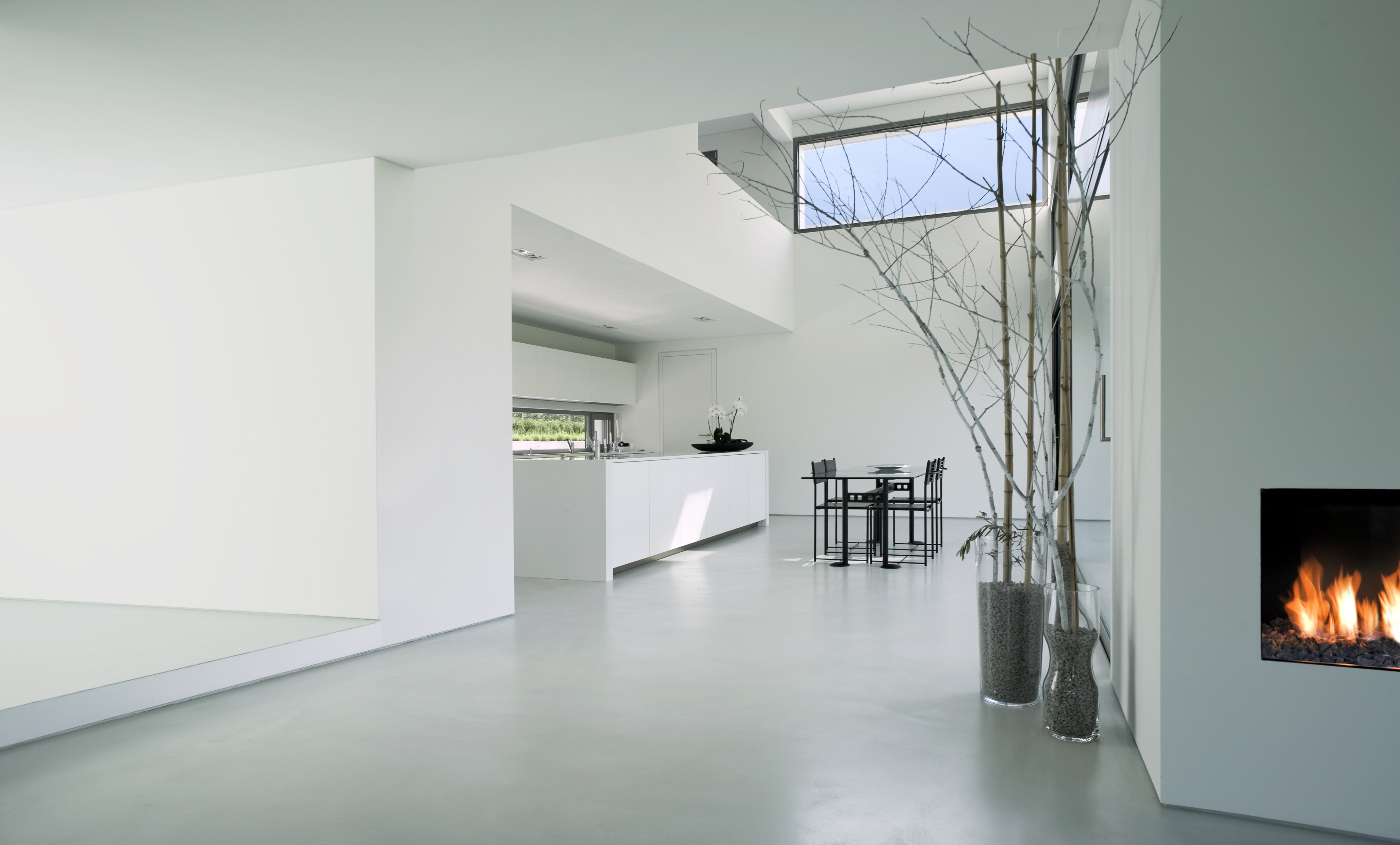 Gang in neugebauten modernen Küche 