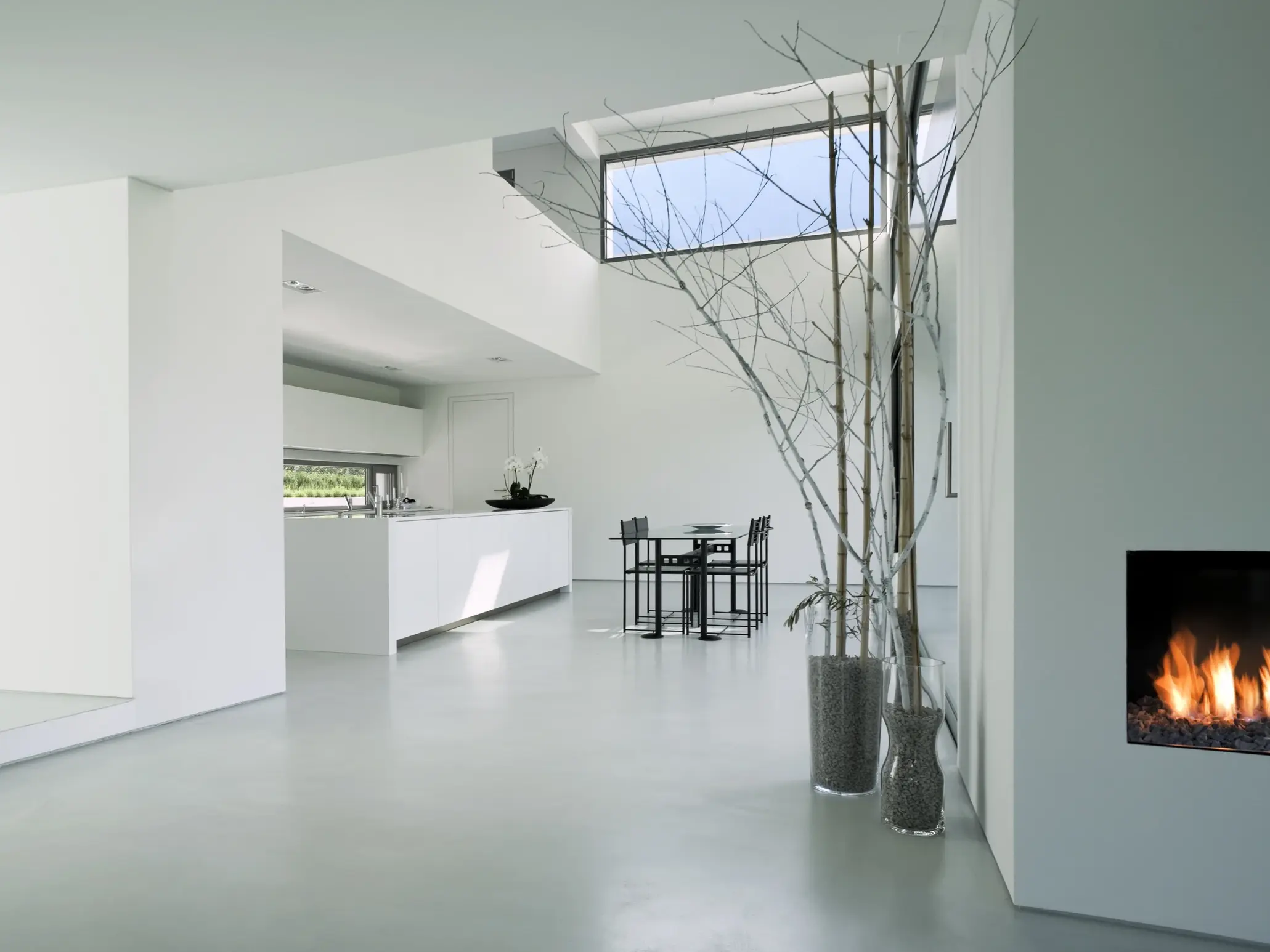 Helle, schlichte Küche in Weiß: Silikatfarben schaffen ein wohngesundes Umfeld.