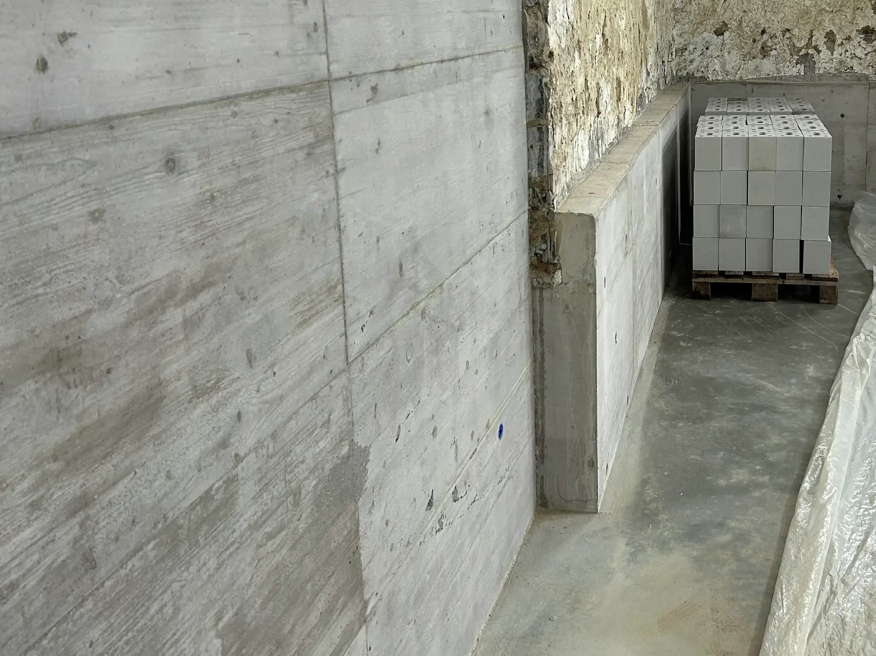 Detailaufnahme einer Ecke des Innenraums der neu erstellten Unterfangungen ohne Schalung 