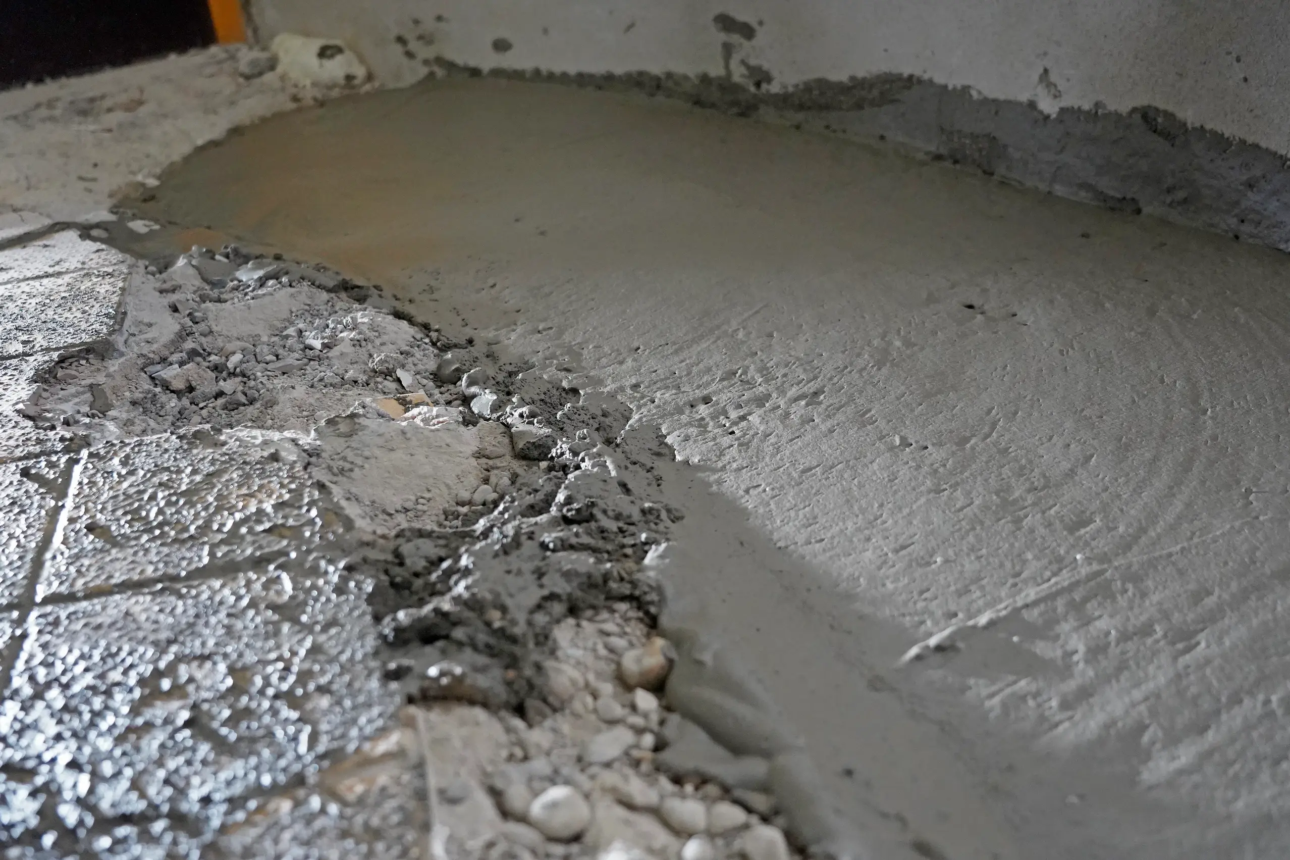 Schaummörtel gleicht Bodenunebenheiten aus