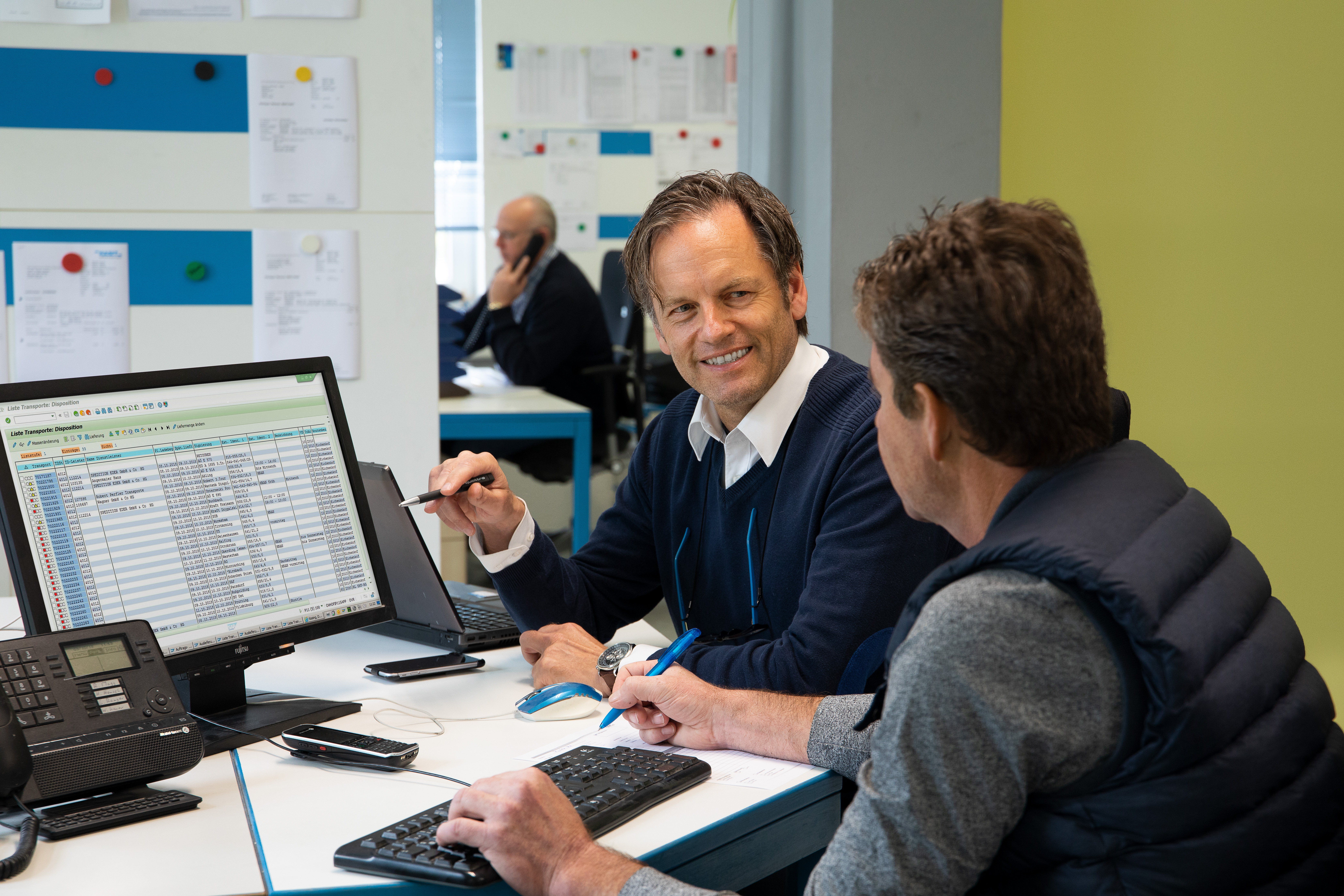 Ein HASIT-Mitarbeiter führt ein Kundengespräch und berät den Kunden