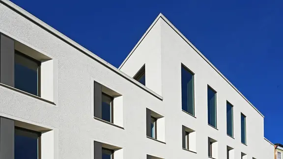 Blick auf die Vorderseite der Rathausfassade in Dorfen – gedämmt mit einem WDVS auf Mineralwoll-Basis.