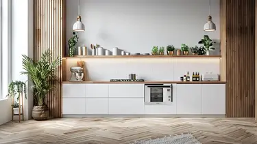 Küche mit einer weißen Wand im Fokus