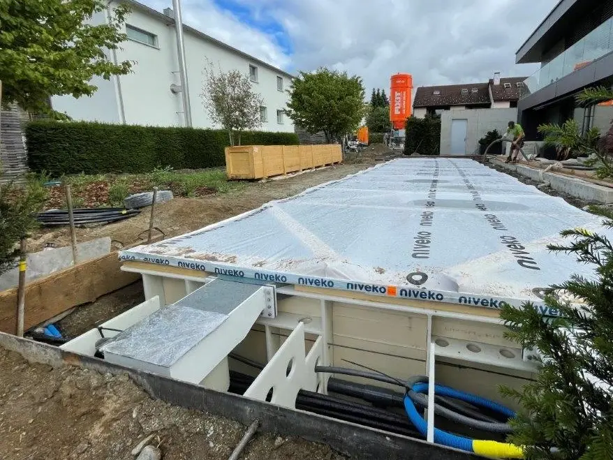 Emplacement du coffrage de piscine, silo Fixit orange tout au fond