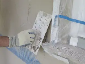 Sanierung einer Außenfassade im Fenster Bereich