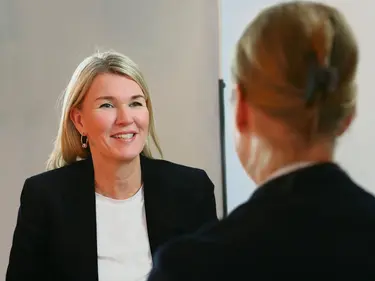 Zwei Personen führen eine Diskussion.