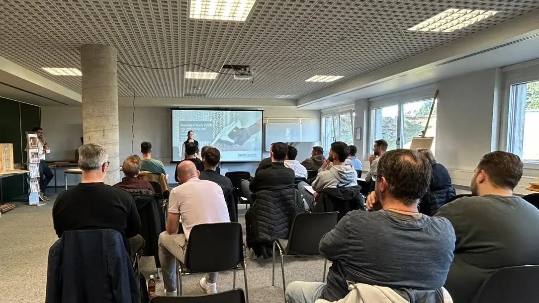 Ansicht des Schulungsraums in Givisiez mit den Teilnehmenden und Rana Mehaidli zur Begrüssung