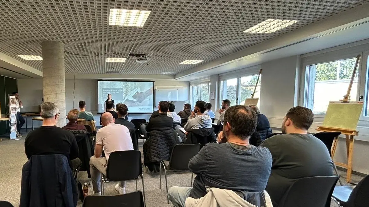 Ansicht des Schulungsraums in Givisiez mit den Teilnehmenden und Rana Mehaidli zur Begrüssung