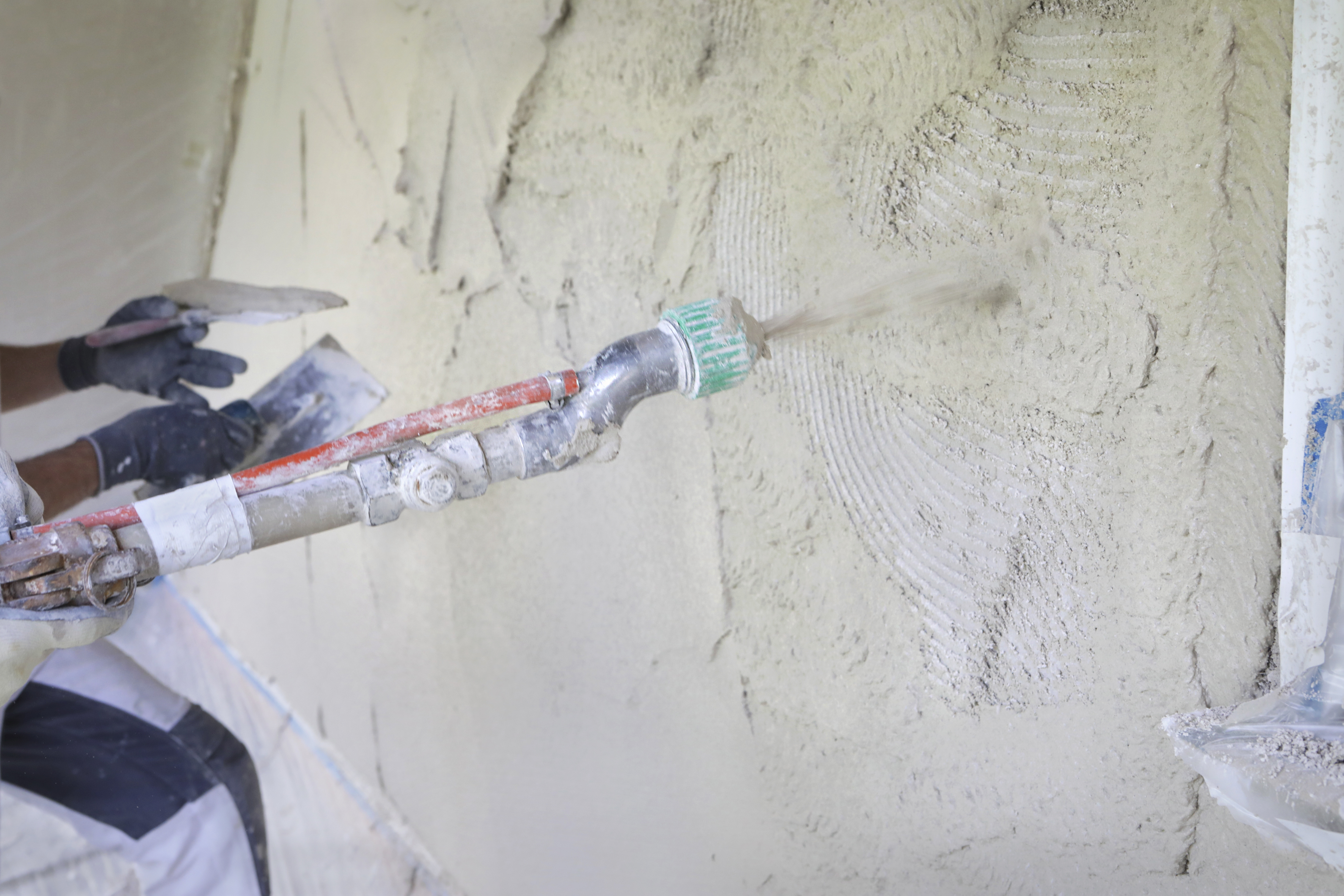Worker applies insulating plaster 