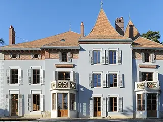 Historisches Gebäude mit blassblau verputzter Aussenfassade