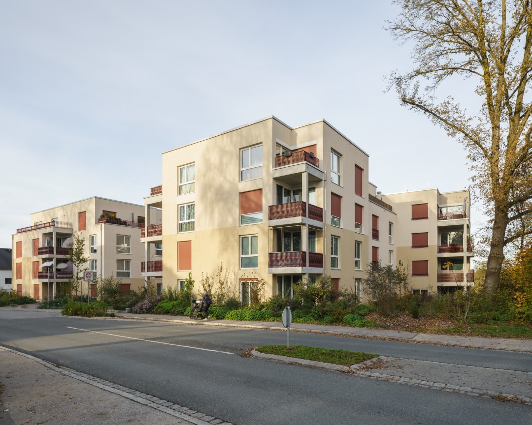 Außenansicht von drei neu gebauten Wohnhäusern in Wasserburg am Inn