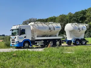Ein HASIT-Lkw unterwegs in grüner Umgebung