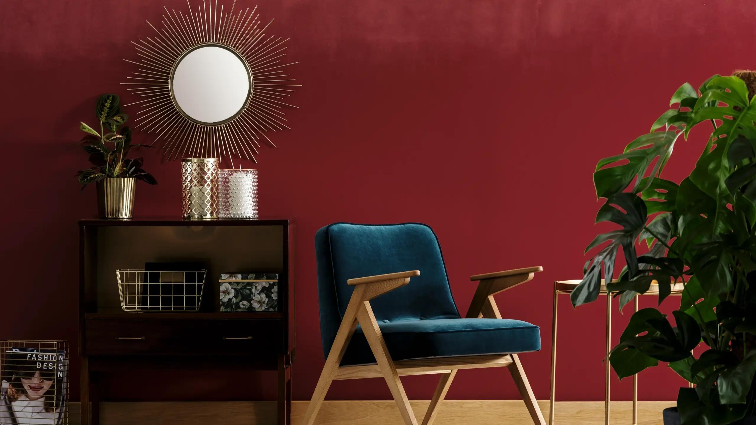 Wohnbereich mit roter Innenwandfarbe.