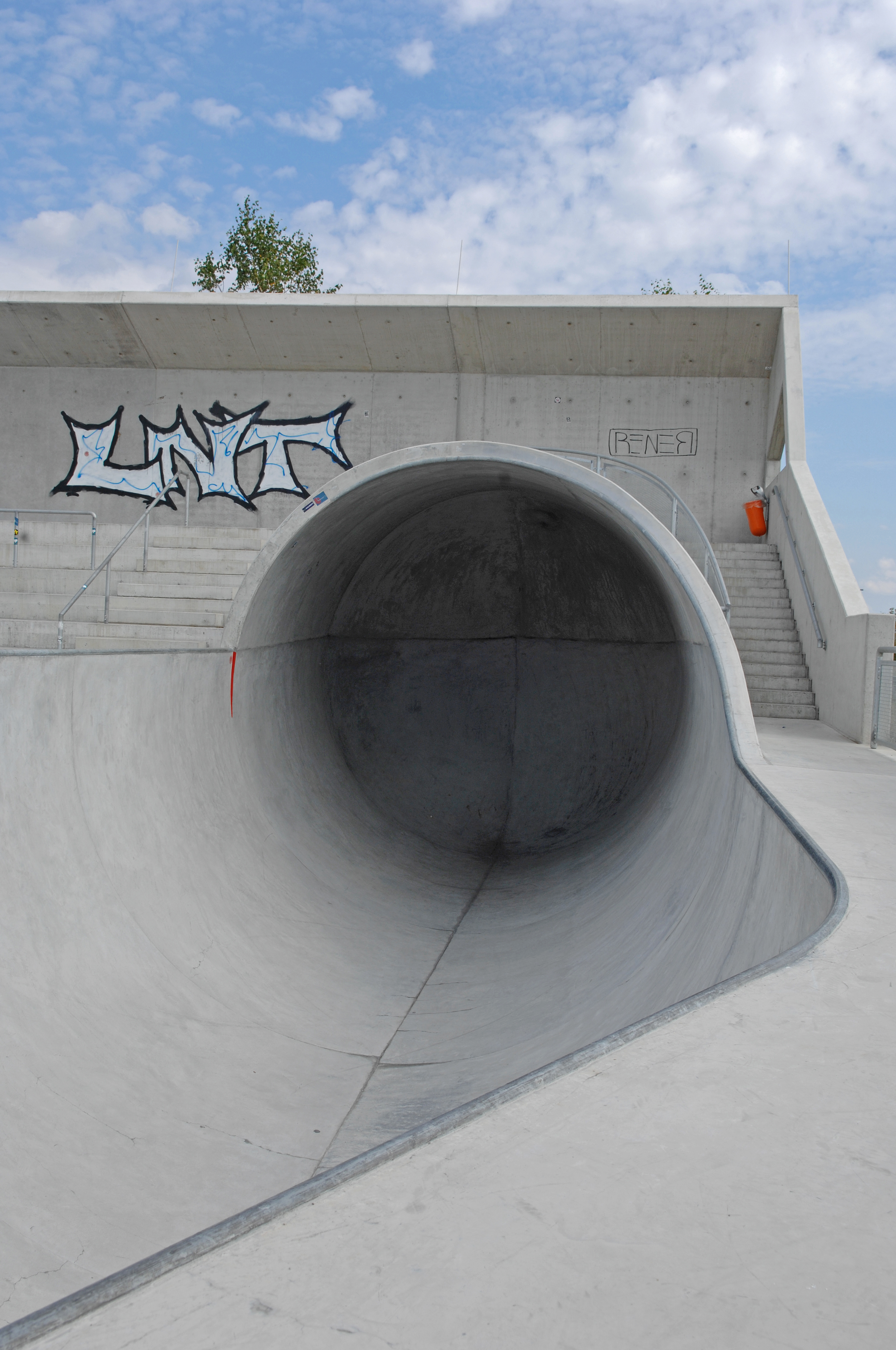Ein betonierter Skatepark mit glatten, geschwungenen Rampen